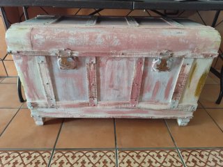 Baúl antiguo decorado rosa y blanco