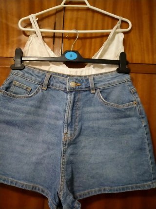 Conjunto Top Blanco y Shorts Vaqueros