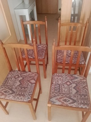 Mesa redonda de madera y cristal