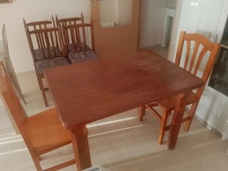 Mesa redonda de madera y cristal