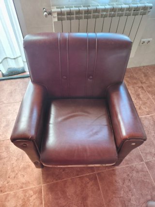 Sillón de piel marrón