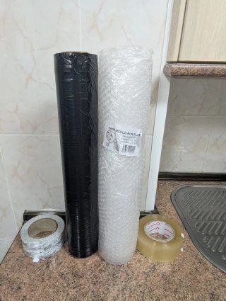 Lote: Rollo plástico negro, burbujas y cinta