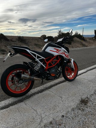KTM 390 Duke Blanca y Naranja