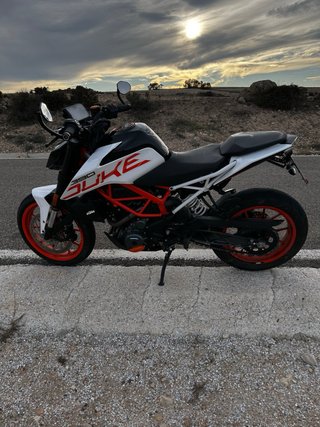 KTM 390 Duke Blanca y Naranja