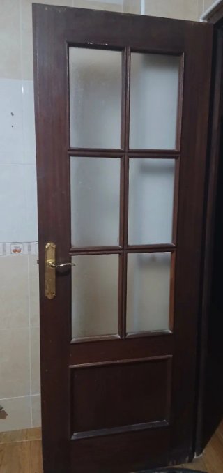 Puerta de madera con cristal