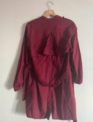 Gabardina larga, de color granate
