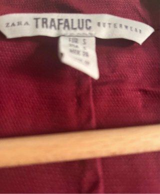 Gabardina larga, de color granate