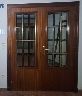 Puerta doble madera acristalada salón