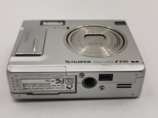 Camara Fujifilm FinePix F440 fallo pantalla