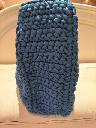 Bolso azul tejido a mano con asas de bambú