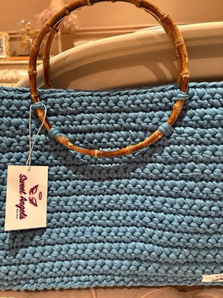 Bolso azul tejido a mano con asas de bambú