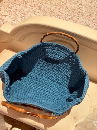 Bolso azul tejido a mano con asas de bambú