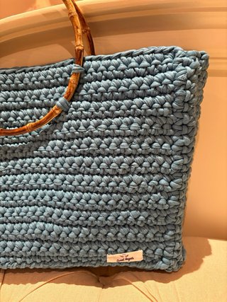 Bolso azul tejido a mano con asas de bambú