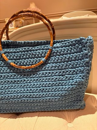 Bolso azul tejido a mano con asas de bambú