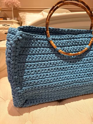 Bolso azul tejido a mano con asas de bambú
