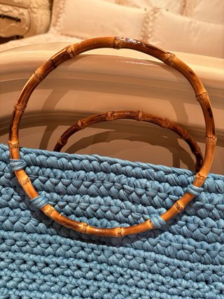 Bolso azul tejido a mano con asas de bambú