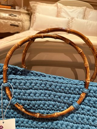 Bolso azul tejido a mano con asas de bambú