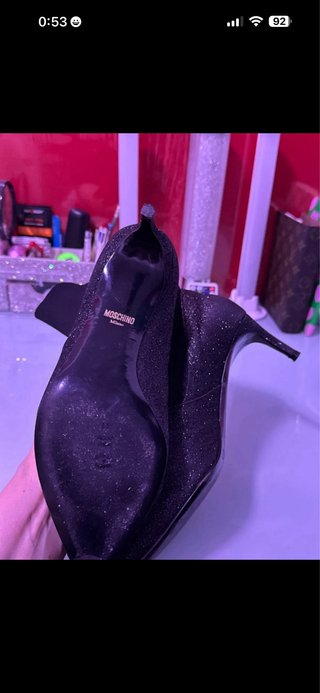 Botines Moschino tacón medio negros y dorados