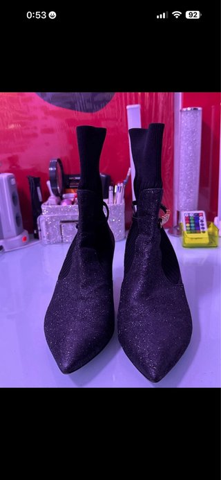 Botines Moschino tacón medio negros y dorados