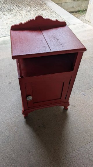 Mesilla de noche roja con puerta