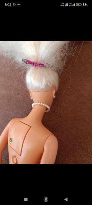 Barbie antigua con collar perlas
