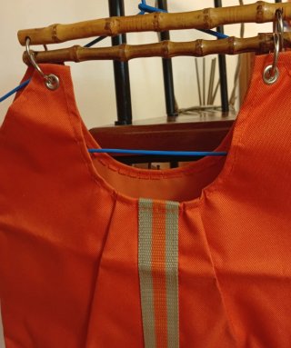 Bolsa de playa naranja con asas de bambú