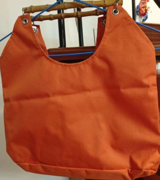Bolsa de playa naranja con asas de bambú