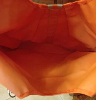 Bolsa de playa naranja con asas de bambú