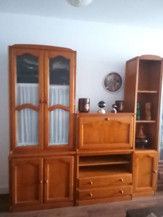 Mueble de salón de madera y cristal