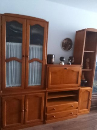 Mueble de salón de madera y cristal