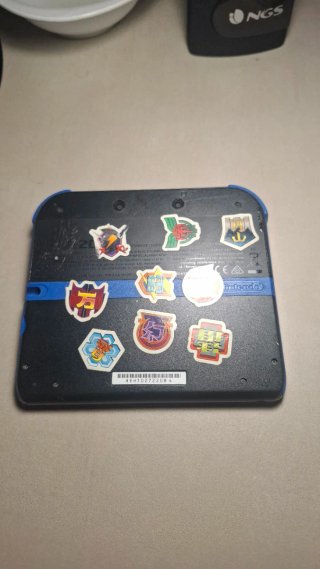 Nintendo 2DS Negra y Azul con funda Inazuma Eleven