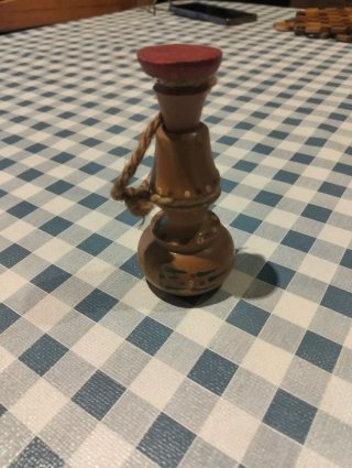 Peça antiga em madeira com tampa