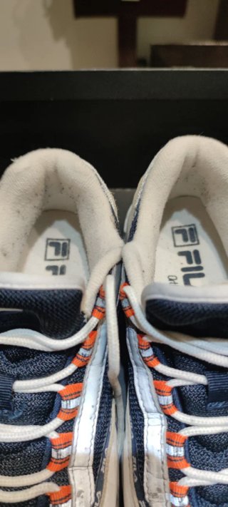 Zapatillas Fila Azules y Blancas
