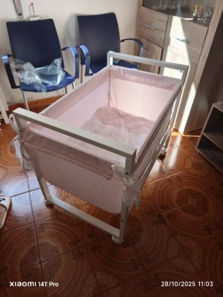 Cuna de bebé de madera rosa