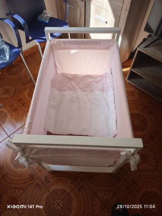 Cuna de bebé de madera rosa