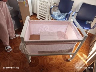 Cuna de bebé de madera rosa