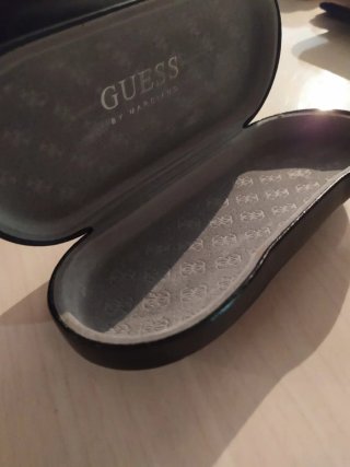 Estuche gafas Guess 10€