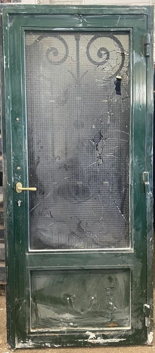Puerta de hierro con cristal roto