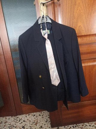 Se regala traje comunión azul marino con corbata
