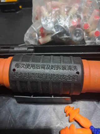 Pistola de clavos con accesorios