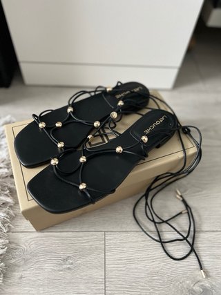 Sandalias NUEVAS Latouche Tiras Negras Doradas