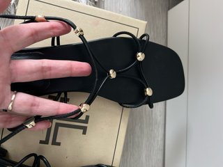 Sandalias NUEVAS Latouche Tiras Negras Doradas