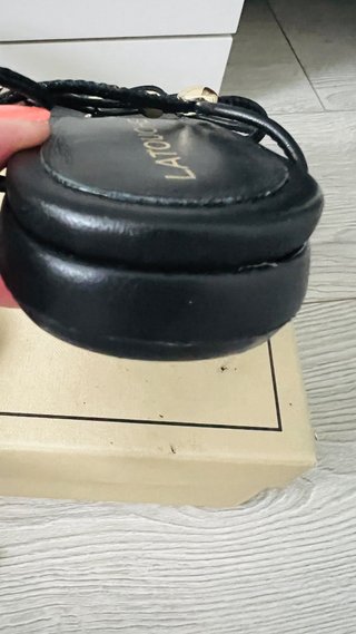Sandalias NUEVAS Latouche Tiras Negras Doradas