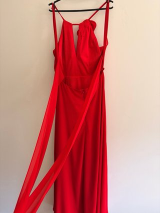 Vestido de fiesta rojo con flor