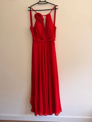 Vestido de fiesta rojo con flor
