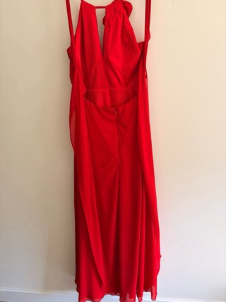 Vestido de fiesta rojo con flor