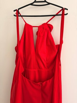 Vestido de fiesta rojo con flor