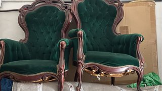 Sofá y sillas antiguos de terciopelo