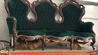 Sofá y sillas antiguos de terciopelo