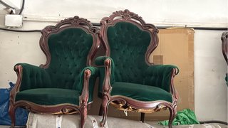 Sofá y sillas antiguos de terciopelo